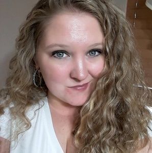 Meet your Posher, Caitlin